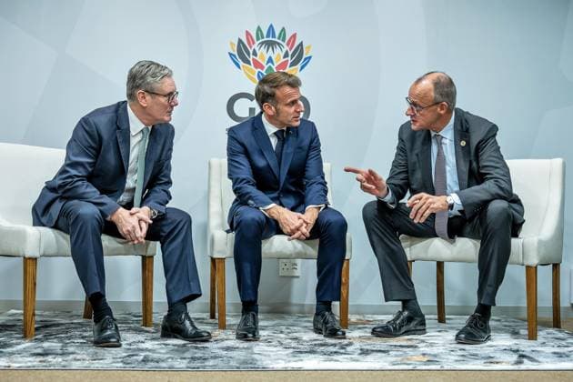 Johannesburg, Südafrika, 22.11.2025: Expo-Centre: G20-Gipfel: L-R: Großbritanniens Premier Keir Starmer, Frankreichs Präsident Emmanuel Macron und der deutsche Bundeskanzler Friedrich Merz (CDU) bei einem trilateralen Treffen (Foto: Michael Kappeler, Pool) *** Johannesburg, South Africa, 22 11 2025 Expo Centre G20 Summit L R UK Prime Minister Keir Starmer, French President Emmanuel Macron and German Chancellor Friedrich Merz CDU at a trilateral meeting Photo Michael Kappeler, Pool Copyright: xMichaelxKappeler,xPool dtsxNachrichtenagenturx dts_94691