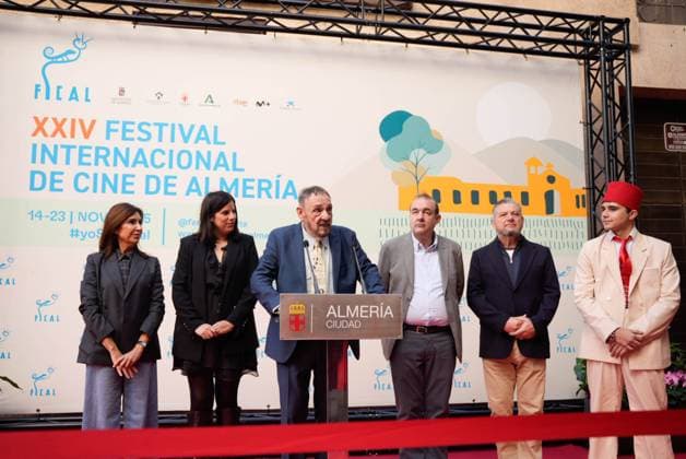 Actor John Rhys Davies unveils his star on the Almeria Walk of Fame Actor John Rhys Davies unveils his star on the Almeria Walk of Fame, November 22, 2025 in Almeria Andalusia, Spain Actor John Rhys Davies has swept this Saturday with his presence and charisma at the International Film Festival of Almeria Fical that recognizes him with its highest award for his role as Sallah, the good-natured Egyptian and ally of Indiana Jones in the films shot under the orders of Steven Spielberg, for which the fans of the saga have expressed a deep affection If you love your audience and take care of them, one day they will take care of you, said the interpreter 22 NOVEMBER 2025 Marian Leó Almeria Almeria Spain  Copyright: xMarianxLeonx 7118275