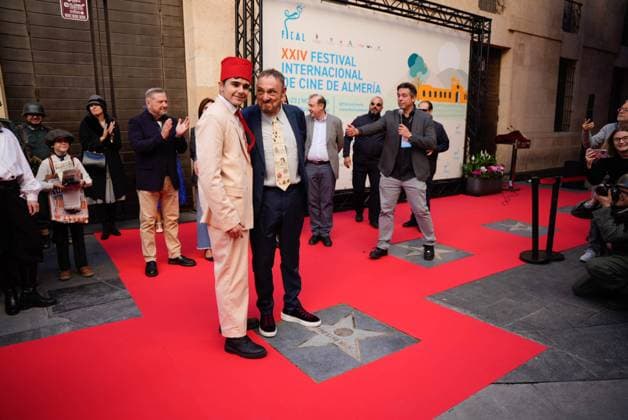Actor John Rhys Davies unveils his star on the Almeria Walk of Fame Actor John Rhys Davies unveils his star on the Almeria Walk of Fame, November 22, 2025 in Almeria Andalusia, Spain Actor John Rhys Davies has swept this Saturday with his presence and charisma at the International Film Festival of Almeria Fical that recognizes him with its highest award for his role as Sallah, the good-natured Egyptian and ally of Indiana Jones in the films shot under the orders of Steven Spielberg, for which the fans of the saga have expressed a deep affection If you love your audience and take care of them, one day they will take care of you, said the interpreter 22 NOVEMBER 2025 Marian Leó Almeria Almeria Spain  Copyright: xMarianxLeonx 7118282