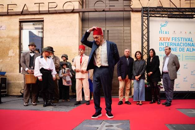 Actor John Rhys Davies unveils his star on the Almeria Walk of Fame Actor John Rhys Davies unveils his star on the Almeria Walk of Fame, November 22, 2025 in Almeria Andalusia, Spain Actor John Rhys Davies has swept this Saturday with his presence and charisma at the International Film Festival of Almeria Fical that recognizes him with its highest award for his role as Sallah, the good-natured Egyptian and ally of Indiana Jones in the films shot under the orders of Steven Spielberg, for which the fans of the saga have expressed a deep affection If you love your audience and take care of them, one day they will take care of you, said the interpreter 22 NOVEMBER 2025 Marian Leó Almeria Almeria Spain  Copyright: xMarianxLeonx 7118284