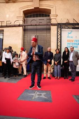 Actor John Rhys Davies unveils his star on the Almeria Walk of Fame Actor John Rhys Davies unveils his star on the Almeria Walk of Fame, November 22, 2025 in Almeria Andalusia, Spain Actor John Rhys Davies has swept this Saturday with his presence and charisma at the International Film Festival of Almeria Fical that recognizes him with its highest award for his role as Sallah, the good-natured Egyptian and ally of Indiana Jones in the films shot under the orders of Steven Spielberg, for which the fans of the saga have expressed a deep affection If you love your audience and take care of them, one day they will take care of you, said the interpreter 22 NOVEMBER 2025 Marian Leó Almeria Almeria Spain  Copyright: xMarianxLeonx 7118285