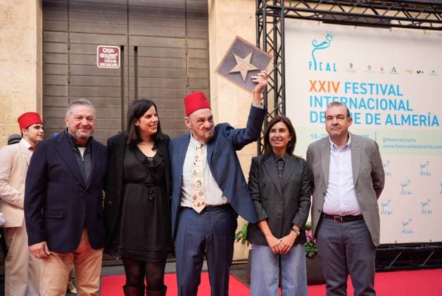 Actor John Rhys Davies unveils his star on the Almeria Walk of Fame Actor John Rhys Davies unveils his star on the Almeria Walk of Fame, November 22, 2025 in Almeria Andalusia, Spain Actor John Rhys Davies has swept this Saturday with his presence and charisma at the International Film Festival of Almeria Fical that recognizes him with its highest award for his role as Sallah, the good-natured Egyptian and ally of Indiana Jones in the films shot under the orders of Steven Spielberg, for which the fans of the saga have expressed a deep affection If you love your audience and take care of them, one day they will take care of you, said the interpreter 22 NOVEMBER 2025 Marian Leó Almeria Almeria Spain  Copyright: xMarianxLeonx 7118288