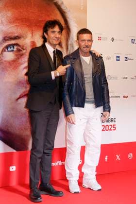 43 Turin Film Festival - Antonio Banderas at Stella della Mole Award’s photocall TURIN, ITALY - NOVEMBER 22: Giulio Base, Antonio Banderas pose at the photocall of Stella della Mole Award during the 43rd Torino Film Festival 2025 at Teatro Regio on November 22, 2025 in Turin, Italy. Photo Marco Piovanotto Abacapress.com  Copyright: xPiovanottoxMarco ABACAx