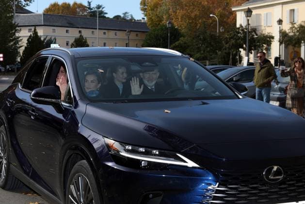 King Juan Carlos arrives at El Pardo Palace to meet with his family Infanta Sofia, Princess Leonor, Queen Letizia and King Felipe on their arrival at El Pardo Palace, on November 22, 2025, in Madrid Spain FAMOUSES EL PARDO ROYALTY MONARCHY José Madrid Madrid Madrid Spain  Copyright: xJosÃ xRuizx 7118515