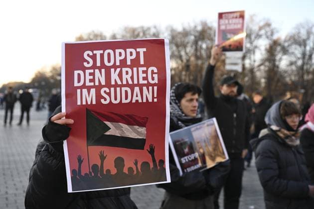 Solidarity rally for Sudan held in Berlin BERLIN, GERMANY - NOVEMBER 22: Demonstrators, holding banners and placards, gather in front of the historic Brandenburg Gate to hold a solidarity rally for Sudan, calling for an end to the war in the country in Berlin, Germany on November 22, 2025. Halil Sagirkaya Anadolu Berlin Germany. Editorial use only. Please get in touch for any other usage.  Copyright: x2025xAnadoluxHalilxSagirkayax