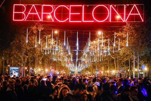 Christmas lights switch-on in Barcelona Hundreds of people during the Barcelona Christmas lights switch-on, 22 November 2025, in Barcelona, Catalonia Spain This year, the Barcelona City Council has increased by 15 the budget allocated to Christmas lighting, which reaches 3.8 million euros In addition, the Catalan capital adds 16 kilometers of additional lighting, reaching a total of 126 kilometers of lights 22 NOVEMBER 2025 LIGHTS LIGHTING CHRISTMAS INAUGURATION DECORATION CHRISTMAS DECORATION Kike Rincó Barcelona Catalunya Barcelona Catalunya Catalunya Espana  Copyright: xKikexRinconx 7119476