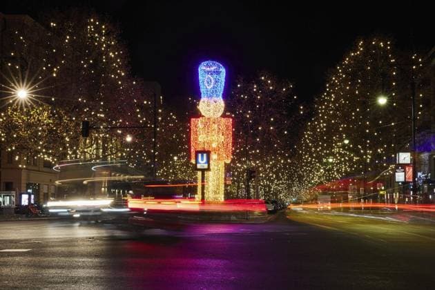 Weihnachtsbeleuchtung am Kurfürstendamm ** NUR FÜR REDAKTIONELLE ZWECKE ** EDITORIAL USE ONLY **<p>Die Weihnachtsbeleuchtung wird zu Testzwecken am Kurfürstendamm und an der Tauentzienstraße angeschaltet. Deutschland Berlin Berlin Copyright: JörgxCarstensen *** Christmas lights on Kurfürstendamm FOR EDITORIAL PURPOSES ONLY EDITORIAL USE ONLY p The Christmas lights are switched on for test purposes on Kurfürstendamm and Tauentzienstraße Germany Berlin Berlin Copyright JörgxCarstensen Copyright: JörgxCarstensen doc83dlp9ast1355hdc91f ,EDITORIAL USE ONLY
