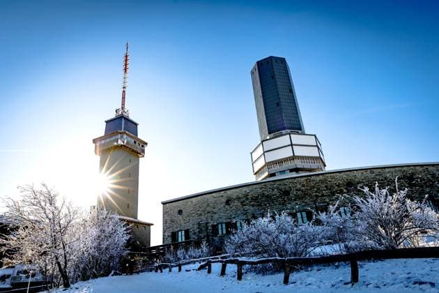 22.11.2025 - Winteridylle: Impression vom Großen Feldberg bei Schmitten im Taunus (Hessen). Zu sehen sind auf dem Gipfelplateau im Gegenlicht der Sonne der Aussichtsturm mit Sendeantenne sowie der alte Fernsehturm. Schmitten im Taunus Großer Feldberg Hessen Deutschland *** 22 11 2025 Winter idyll Impression of the Großer Feldberg near Schmitten in the Taunus Hesse The observation tower with transmitting antenna and the old television tower can be seen on the summit plateau in the backlight of the sun Großer Feldberg Hesse Germany Copyright: xBEAUTIFULxSPORTS RaphaelxSchmittx