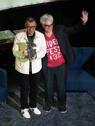 November 22, 2025, Dallas, Texas, USA : FRED ARMISEN receiving the ERNIE KOVACS award for outstanding work in comedy being congratulated by BART WEISS Artistic Director at VideoFest Dallas USA - ZUMAm147 20251122_zap_m147_007 Copyright: xHossxMcBainx