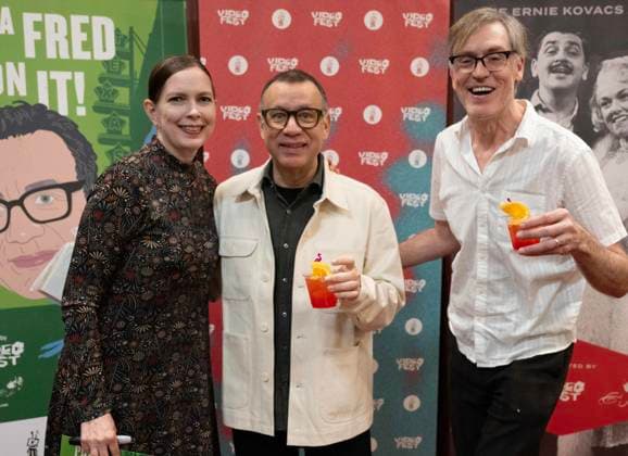 November 23, 2025, Dallas, Texas, USA : FRED ARMISEN enjoying a cold beverage with fans on the Red Carpet Dallas USA - ZUMAm147 20251123_zap_m147_006 Copyright: xHossxMcBainx