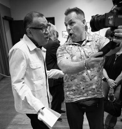 November 23, 2025, Dallas, Texas, USA : FRED ARMISEN and MIKE MOORE of Dallas Texas singing a duet on the Red Carpet Dallas USA - ZUMAm147 20251123_zap_m147_007 Copyright: xHossxMcBainx