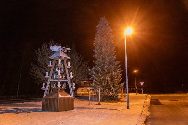 251123Frost News ID: EN 2025-11-23 Strenger Frost im Erzgebirge Örtlich bis zu minus 22 Grad Marienberg-Kühnhaide. Eigentlich ist der Winteranfang erst am 23. Dezember 2025, doch schon jetzt zeigt der Winter was in ihm steckt. Mit Temperaturen von verbreitet minus 5 bis minus 10 Grad hat Deutschland eine bitterkalte Nacht hinter sich. In den Mittelgebirgen und am Alpenrand sank das Thermometer vergangene Nacht sogar noch weiter ab. In Tallagen wurden hier Werte von minus 12 bis minus 17 Grad gemessen. Spitzenreiter bundesweit war Marienberg-Kühnhaide. Selbst die Zugspitze mit minus 20 Grad wurde von dem kleinen Ort überholt. Hier wurden laut kachelmannwetter.de in den frühen Morgenstunden bis zu minus 22 Grad gemessen. Über dem E