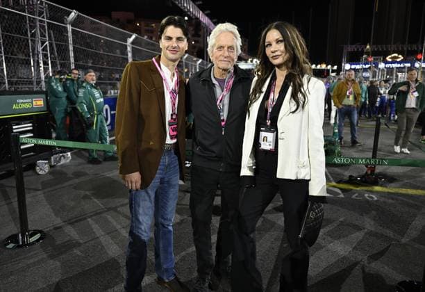Formula 1 Grand Prix of Las Vegas 2025 - Pre-Race Show (Grid) LAS VEGAS, NEVADA - NOVEMBER 22: Michael Douglas and Catherine Zeta-Jones attend with their son Dylan Douglas the Pre-Race Show (Grid) during race night at the Formula 1 Grand Prix 2025 of Las Vegas at Las Vegas Strip Circuit on November 22, 2025 in Las Vegas, Nevada, United States. Tayfun Coskun Anadolu Nevada United States. Editorial use only. Please get in touch for any other usage.  Copyright: x2025xAnadoluxTayfunxCoskunx