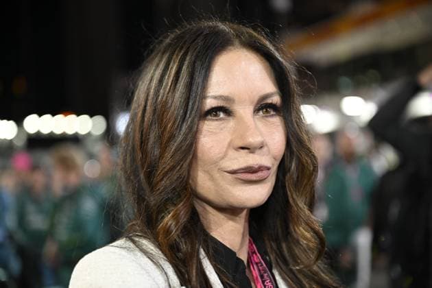 Formula 1 Grand Prix of Las Vegas 2025 - Pre-Race Show (Grid) LAS VEGAS, NEVADA - NOVEMBER 22: Catherine Zeta-Jones attends the Pre-Race Show (Grid) during race night at the Formula 1 Grand Prix 2025 of Las Vegas at Las Vegas Strip Circuit on November 22, 2025 in Las Vegas, Nevada, United States. Tayfun Coskun Anadolu Nevada United States. Editorial use only. Please get in touch for any other usage.  Copyright: x2025xAnadoluxTayfunxCoskunx