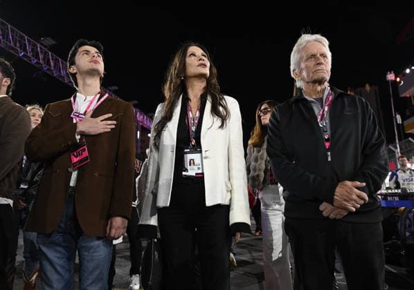 Formula 1 Grand Prix of Las Vegas 2025 - Pre-Race Show (Grid) LAS VEGAS, NEVADA - NOVEMBER 22: Michael Douglas and Catherine Zeta-Jones attend with their son Dylan Douglas the Pre-Race Show (Grid) during race night at the Formula 1 Grand Prix 2025 of Las Vegas at Las Vegas Strip Circuit on November 22, 2025 in Las Vegas, Nevada, United States. Tayfun Coskun Anadolu Nevada United States. Editorial use only. Please get in touch for any other usage.  Copyright: x2025xAnadoluxTayfunxCoskunx