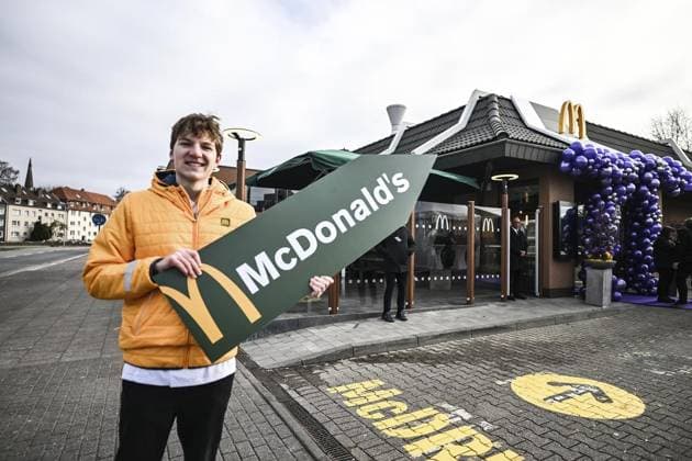 Mc Donald s reopening FOR EDITORIAL PURPOSES ONLY EDITORIAL USE ONLY p Reopening Mc Donald s on Sunday, November 23, 2025 at Eleonorastraße in Essen Rüttenscheid Germany NRW Essen Copyright VladimirxWegener Copyright: VladimirxWegener doc83dyszn4zo1z166bmjy ,EDITORIAL USE ONLY Copyright: VladimirxWegener