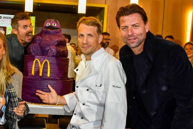 ABB Thore Schoelermann Oliver Pocher with Lilla opening cake Roman Weidenfeller the presenter and actor wears a white chef jacket at the reopening of the MC Donald branch Schnell Restaurant in Essen on 23 11 2025 NRW Germany