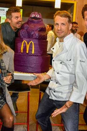 ABB Thore Schoelermann Oliver Pocher with Lilla opening cake the presenter and actor wears a white chef jacket at the reopening of the MC Donald branch Schnell Restaurant in Essen on 23 11 2025 NRW Germany