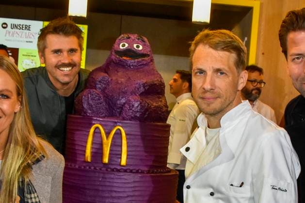 ABB Thore Schoelermann Oliver Pocher with Lilla opening cake the presenter and actor wears a white chef jacket at the reopening of the MC Donald branch Schnell Restaurant in Essen on 23 11 2025 NRW Germany