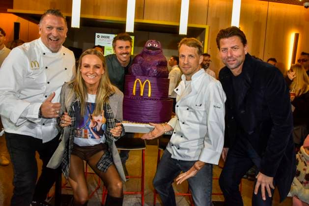 ABB Marcus und Stephanie Prünte Pruente Thore Schoelermann Oliver Pocher mit Lilla eroeffnungs Torte Roman Weidenfeller der Moderator und Schauspieler traegt eine weisse Koch Jacke bei der Wiedereroeffnung der MC Donald Filiale Schnell Restaurant in Essen am 23.11.2025 NRW Deutschland *** ABB Marcus and Stephanie Prünte Pruente Thore Schoelermann Oliver Pocher with Lilla opening cake Roman Weidenfeller the presenter and actor wears a white chef jacket at the reopening of the MC Donald branch Schnell Restaurant in Essen on 23 11 2025 NRW Germany