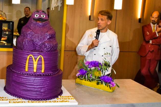 ABB Oliver Pocher with Lilla opening cake the presenter and actor wears a white chef jacket at the reopening of the MC Donald branch Schnell Restaurant in Essen on 23 11 2025 NRW Germany