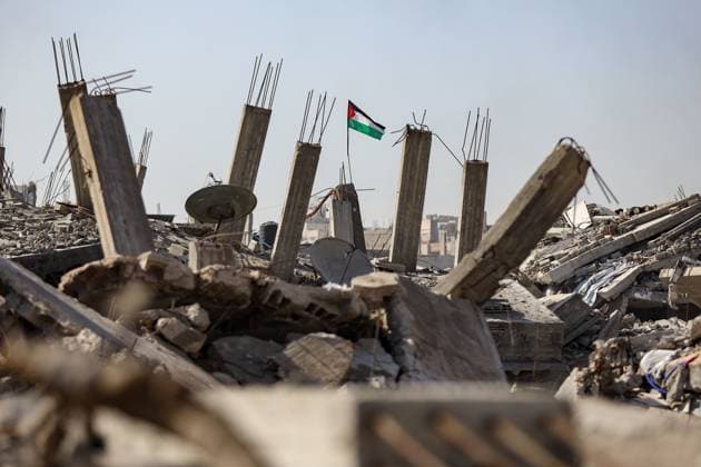 Palestinians try to survive in makeshift tents on top of rubbles of destroyed buildings in Gaza GAZA CITY, GAZA - NOVEMBER 23: Palestinian residents who return to Al-Zarqa area of the Al-Tuffah neighborhood, try to live in makeshift tents on top of the rubbles of destroyed buildings as they deprived of basic needs such as shelter, food, and clean water in Gaza City, Gaza on November 23, 2025. Palestinians continue to live under harsh conditions following the implementation of a cease-fire. Khames Alrefi Anadolu Gaza City Gaza. Editorial use only. Please get in touch for any other usage.  Copyright: x2025xAnadoluxKhamesxAlrefix