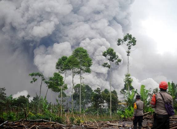 (251123) -- JAKARTA, Nov. 23, 2025 -- This photo taken on Nov. 23, 2025 shows volcanic materials spewing from Mount Semeru in Lumajang regency, East Java, Indonesia. Indonesia s Semeru volcano erupted on Wednesday, prompting the country s volcanology agency to raise the alert level to the maximum. (Photo by Xinhua) INDONESIA-LUMAJANG-MOUNT SEMERU ERUPTION-AFTERMATH SahlanxKurniawan 