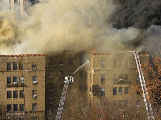 Massive Fire in Mount Vernon, New York BRONX, NEW YORK - NOV 23: Firefighters responded to a massive blaze at 30 Cottage Avenue, prompting a 5th-alarm response and mutual aid from surrounding Westchester municipalities. Crews battled heavy flames and smoke as additional units were called in to assist. The cause of the fire remains under investigation. Lokman Vural Elibol Anadolu New York United States. Editorial use only. Please get in touch for any other usage.  Copyright: x2025xAnadoluxLokmanxVuralxElibolx