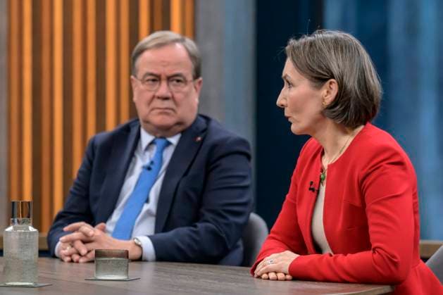im Bild v.l.: Armin Laschet (CDU, Vorsitzender Auswaertiger Ausschuss des Deutschen Bundestages), Claudia Major , GER, Berlin, Studio, zu Gast bei - Caren Miosga, Polittalk, TV, Format, mit Moderatorin, Das Erste, aus Adlershof - am Studio 20, Thema: Frieden oder Kapitulation: Was bringt Trumps Ukraine-Plan?, 23.11.2025 *** in the picture from l Armin Laschet CDU, Chairman of the Foreign Affairs Committee of the German Bundestag , Claudia Major , GER, Berlin, Studio, guest of Caren Miosga, Polittalk, TV, format, with presenter, Das Erste, from Adlershof at Studio 20, topic peace or capitulation What will Trumps Ukraine plan bring , 23 11 2025 Copyright: HMBxMedia UwexKoch