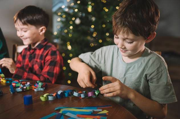 Children making Christmas decorations together at home model released, Symbolfoto property released, ANAF05311