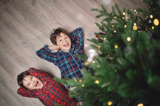 Happy children in pajamas smiling by Christmas tree during holiday model released, Symbolfoto property released, ANAF05322