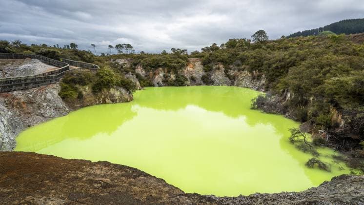 Roto Karikitea, ein Krater im Geothermalgebiet Waiotapu (Wai-O-Tapu), gefüllt mit grünem Wasser aus dem Champagne Pool. Waiotapu, Waikato, Nordinsel, Neuseeland Roto Karikitea, a crater in the Waiotapu (Wai-O-Tapu) geothermal area, filled with green water from the Champagne Pool. Waiotapu, Waikato, North Island, New Zealand Copyright: imageBROKER SusannexFritzsche ibxsuf15705422.jpg