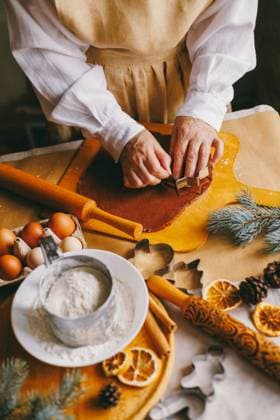 IMAGO Creative, Weihnachten, Food, Backen, Lebkuchen Holiday gingerbread cookie baking with cozy ingredients in winter model released, Symbolfoto, MKVF00131