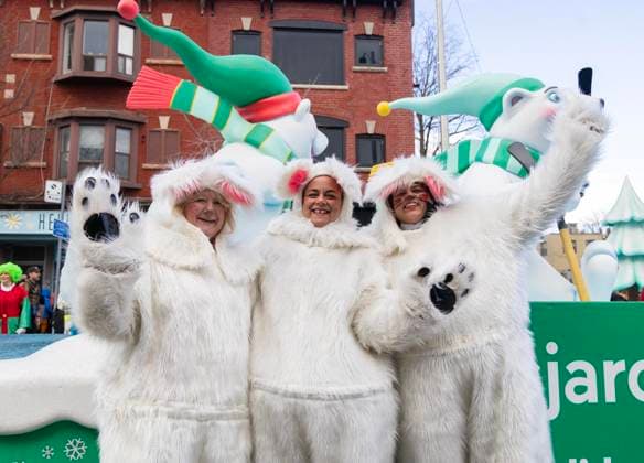 (251124) -- TORONTO, Nov. 24, 2025 -- Dressed-up paraders pose for photos during the 2025 Original Santa Claus Parade in Toronto, Canada, on Nov. 23, 2025. Featuring dozens of themed floats and marching bands, the annual parade was held here on Sunday. (Photo by Xinhua) CANADA-TORONTO-PARADE-CHRISTMAS ZouxZheng 