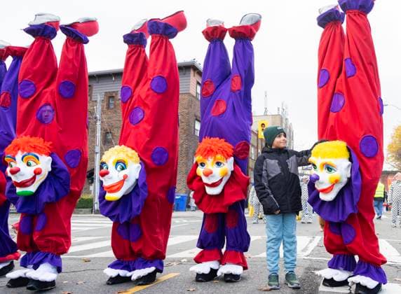 (251124) -- TORONTO, Nov. 24, 2025 -- A boy poses for photos with dressed-up paraders during the 2025 Original Santa Claus Parade in Toronto, Canada, on Nov. 23, 2025. Featuring dozens of themed floats and marching bands, the annual parade was held here on Sunday. (Photo by Xinhua) CANADA-TORONTO-PARADE-CHRISTMAS ZouxZheng 