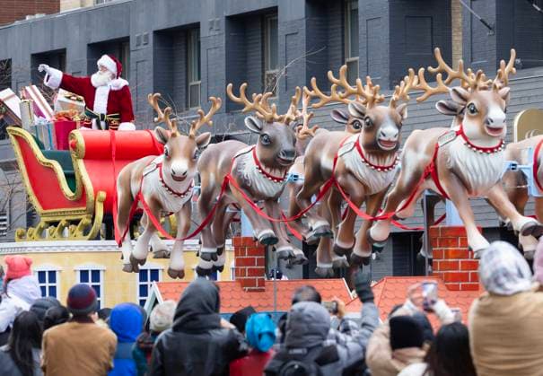 (251124) -- TORONTO, Nov. 24, 2025 -- A man dressed as Santa Claus waves to crowds during the 2025 Original Santa Claus Parade in Toronto, Canada, on Nov. 23, 2025. Featuring dozens of themed floats and marching bands, the annual parade was held here on Sunday. (Photo by Xinhua) CANADA-TORONTO-PARADE-CHRISTMAS ZouxZheng 