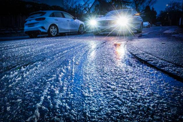 Eisglatte Straßen am Montagmorgen um 7:30 Uhr, Vorsicht Eisglätte, Warnwetter, München, November 2025 Deutschland, München, November 2025, Eisglätte, gefährliche Straßenglätte morgens um 7:30 Uhr, nach Schnee und Regen in der Nacht ist es glatt, die Fahrbahn spiegelt, ist vereist, Autofahrer in einem Wohngebiet, Gefahr von Glatteis,, dunkel, Warnwetter, Temperaturen um die 1 Grad, Winter, Bayern, *** Icy roads on Monday morning at 7 30 a.m., beware of icy roads, warning weather, Munich, November 2025 Germany, Munich, November 2025, icy roads, dangerous icy roads in the morning at 7 30 a.m., after snow and rain during the night it is slippery, the road is reflecting, is icy, drivers in a residential area, danger of black ice,, dark,