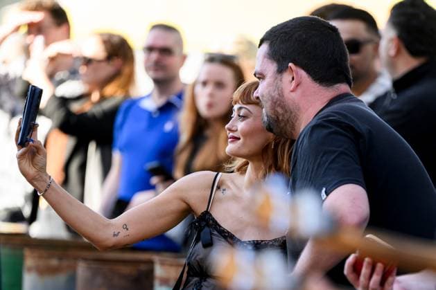 FALLOUT SEASON 2 LAUNCH, Cast member Ella Purnell (left) poses for a selfie with a fan at the Australian premiere of Fallout Season 2, in Sydney, Monday, November 24, 2025. ( NO ARCHIVING SYDNEY NEW SOUTH WALES AUSTRALIA  Copyright: xBIANCAxDExMARCHIx 20251124135881418810