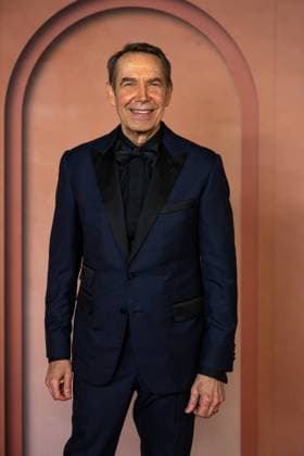 Celebs Attend Inaugural Franca Fund Gala - Doha Jeff Koons arrives to the Franca Fund Gala at the Museum of Islamic Art, in Doha, Qatar, on November 23, 2025. Photo by Balkis Press ABACAPRESS.COM Doha United Arab Emirates  Copyright: xBalkisxPress ABACAx