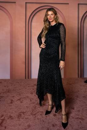 Celebs Attend Inaugural Franca Fund Gala - Doha Gisele Bündchen arrives to the Franca Fund Gala at the Museum of Islamic Art, in Doha, Qatar, on November 23, 2025. Photo by Balkis Press ABACAPRESS.COM Doha United Arab Emirates  Copyright: xBalkisxPress ABACAx