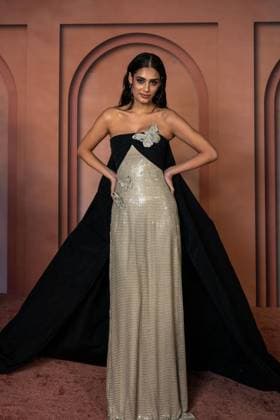 Celebs Attend Inaugural Franca Fund Gala - Doha Zeyne arrives to the Franca Fund Gala at the Museum of Islamic Art, in Doha, Qatar, on November 23, 2025. Photo by Balkis Press ABACAPRESS.COM Doha United Arab Emirates  Copyright: xBalkisxPress ABACAx