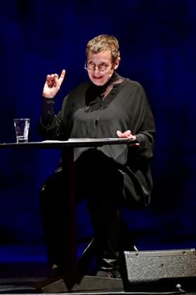 Katharina Thalbach and The Beauty of Gemina Acoustic at the musical stage reading Schatten über dem Nichts at the Gerhart Hauptmann Theater Görlitz, 23 11 2025 Foto:xM.xWehnertx xFuturexImagex thalbach_5107