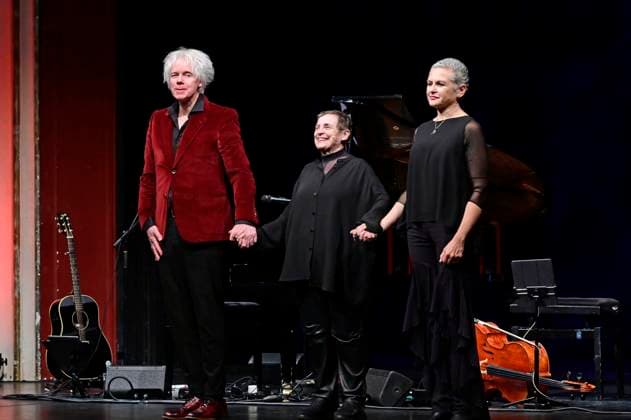 Katharina Thalbach and The Beauty of Gemina Acoustic at the musical stage reading Schatten über dem Nichts at the Gerhart Hauptmann Theater Görlitz, 23 11 2025 Foto:xM.xWehnertx xFuturexImagex thalbach_5116