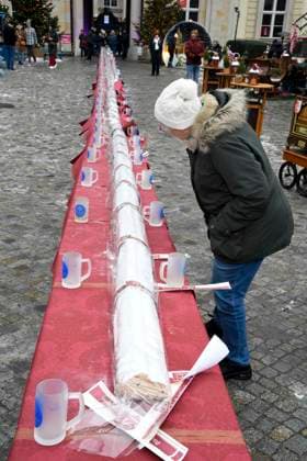 ABB visitors at the Stollen at the charity sale of tasting pieces of the longest Berlin Christmas stollen from the Roesler family bakery for the benefit of the Augenlicht organization at the winter market in the Berlin Forum on 24.11 2025 in Berlin Berlin Germany