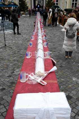 ABB visitors at the Stollen at the charity sale of tasting pieces of the longest Berlin Christmas stollen from the Roesler family bakery for the benefit of the Augenlicht organization at the winter market in the Berlin Forum on 24.11 2025 in Berlin Berlin Germany