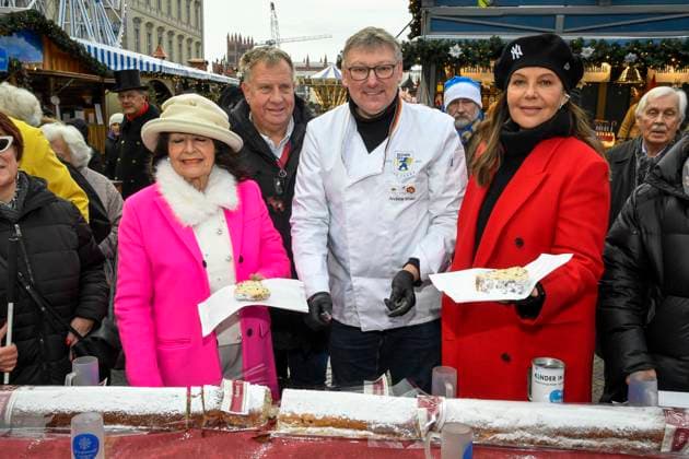 ABB Natascha Ochsenknecht with her mother Baerbel Wierichs and baker Andreas Roesler at the charity sale of tasting pieces of the longest Berlin Christmas stollen from the family bakery Roesler for the benefit of the organization Augenlicht at the winter market in the Berliner Forum on 24,11 2025 in Berlin Berlin Germany