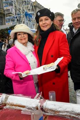 ABB Natascha Ochsenknecht with her mother Baerbel Wierichs with Christmas stollen at the charity sale of tasting pieces of the longest Berlin Christmas stollen from the family bakery Roesler for the benefit of the organization Augenlicht at the winter market in the Berlin Forum on 24,11 2025 in Berlin Berlin Germany