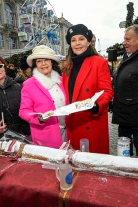 ABB Natascha Ochsenknecht with her mother Baerbel Wierichs with Christmas stollen at the charity sale of tasting pieces of the longest Berlin Christmas stollen from the family bakery Roesler for the benefit of the organization Augenlicht at the winter market in the Berlin Forum on 24,11 2025 in Berlin Berlin Germany