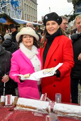 ABB Natascha Ochsenknecht with her mother Baerbel Wierichs with Christmas stollen at the charity sale of tasting pieces of the longest Berlin Christmas stollen from the family bakery Roesler for the benefit of the organization Augenlicht at the winter market in the Berlin Forum on 24,11 2025 in Berlin Berlin Germany