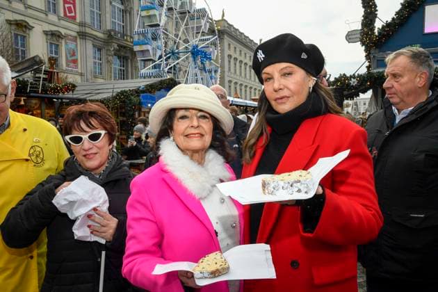 ABB Natascha Ochsenknecht with her mother Baerbel Wierichs with Christmas stollen at the charity sale of tasting pieces of the longest Berlin Christmas stollen from the family bakery Roesler for the benefit of the organization Augenlicht at the winter market in the Berlin Forum on 24,11 2025 in Berlin Berlin Germany